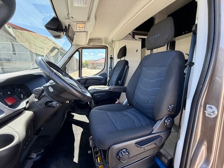 IVECO Daily RJH Sport Pro H3 Transportín para caballos con camper, para 3 caballos, transmisión auto