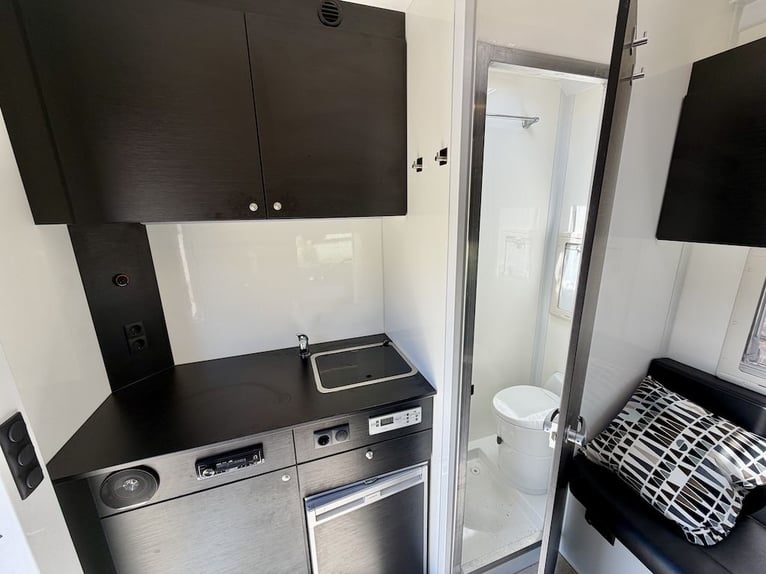 IVECO Daily RJH Sport Pro H3 Transportín para caballos con camper, para 3 caballos, transmisión auto