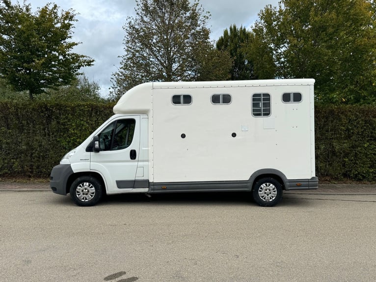 Pferdetransporter Tiertransporter Viehtransporter Equitrek 85.000KM Klima LKW Transporter 3,5t