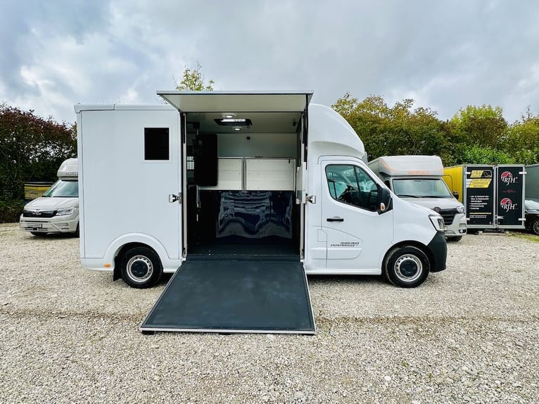 Renault Roelofsen Yorse Transporte de caballos para 2 caballos, de 3,5 toneladas, con 165 CV, transm
