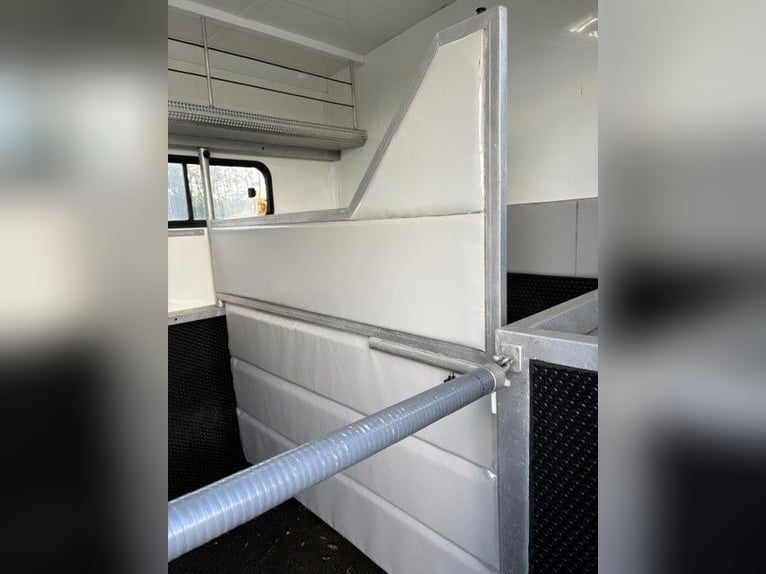 Transportador de 3 caballos con zona de vivienda, capacidad de 7,5 toneladas