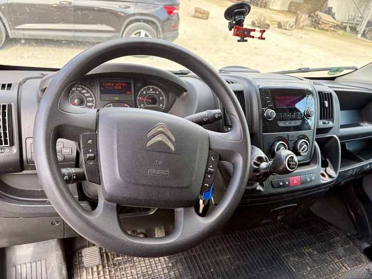 Transportador de caballos Citroën Jumper para 2 caballos. Vehículo de segunda mano con capacidad par