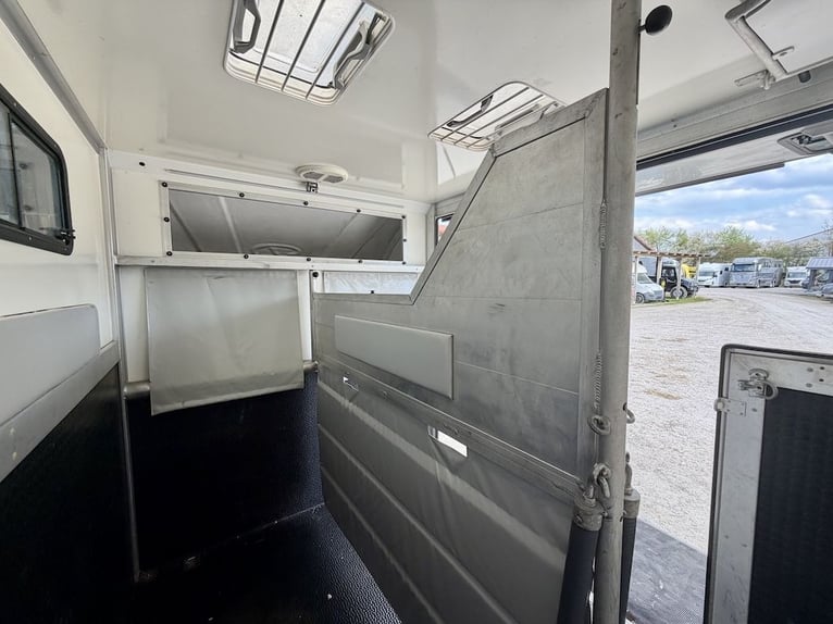 Transportador de caballos Citroën Jumper para 2 caballos. Vehículo de segunda mano con capacidad par