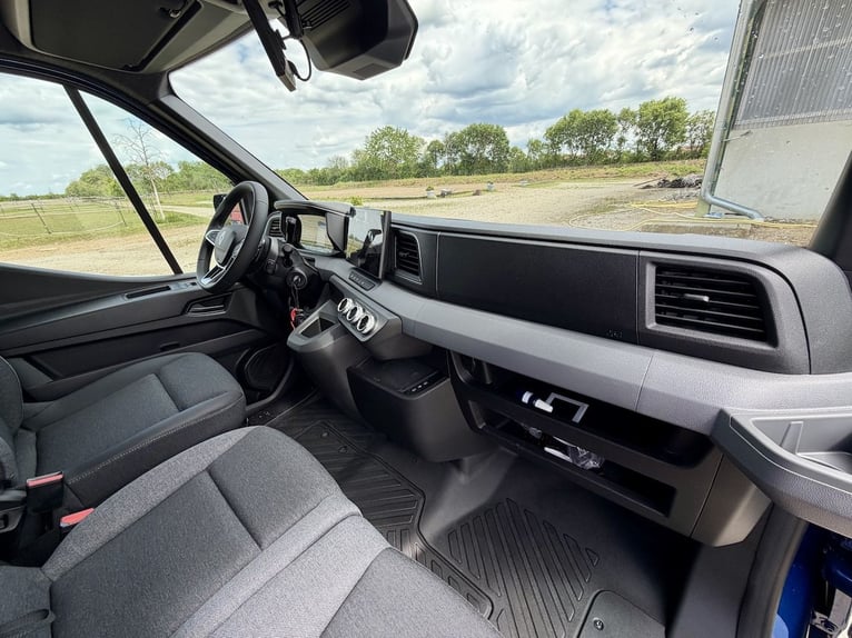 Transportador de caballos Renault Master RJH Sport para 2 caballos – modelo nuevo con caja automátic