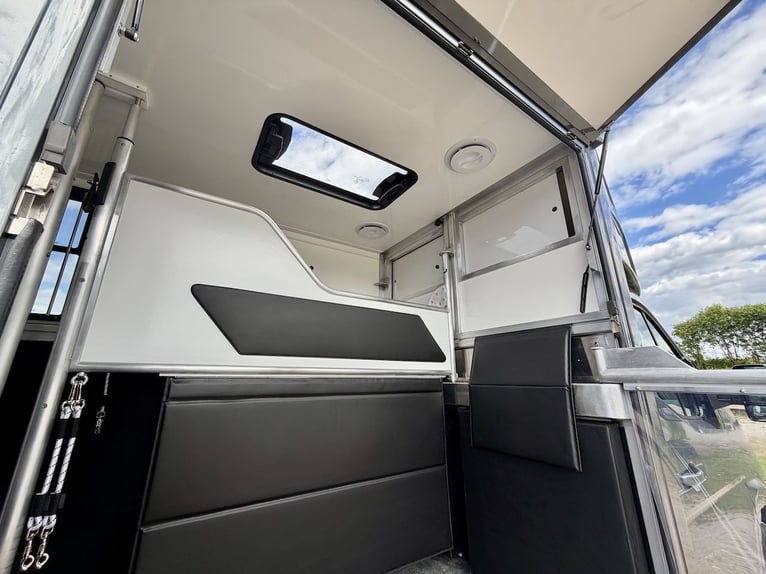 Transportador de caballos Renault Master RJH Sport para 2 caballos – nuevo modelo con transmisión au