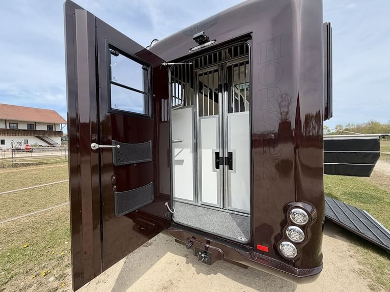 Transportador de caballos Renault para 2 caballos, capacidad para 5 personas, equipado para caballos