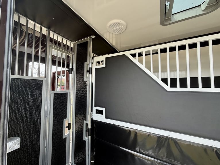 Transportador de caballos Renault para 2 caballos, capacidad para 5 personas, equipado para caballos
