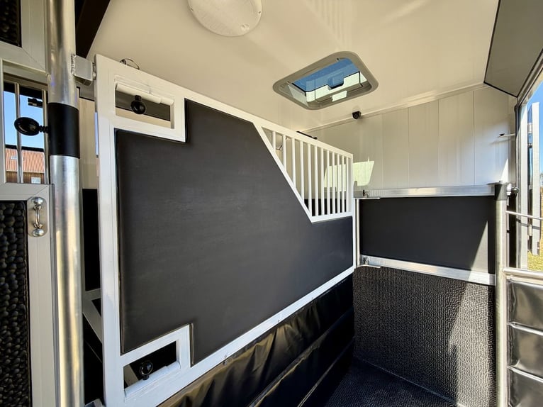 Transportador de caballos Renault para 2 caballos, con capacidad para 5 personas, equipado para caba