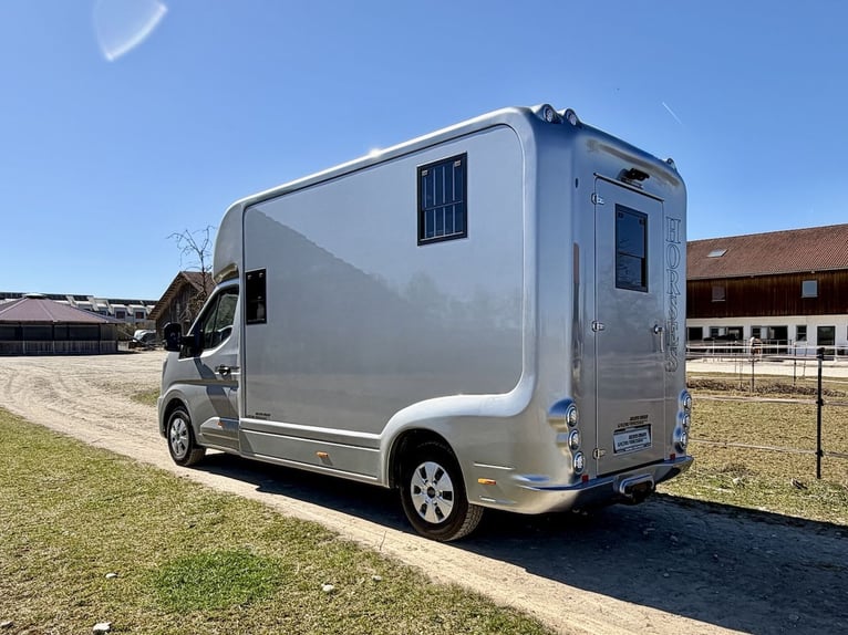 Transportador de caballos Renault para 2 caballos, con capacidad para 5 personas, equipado para caba
