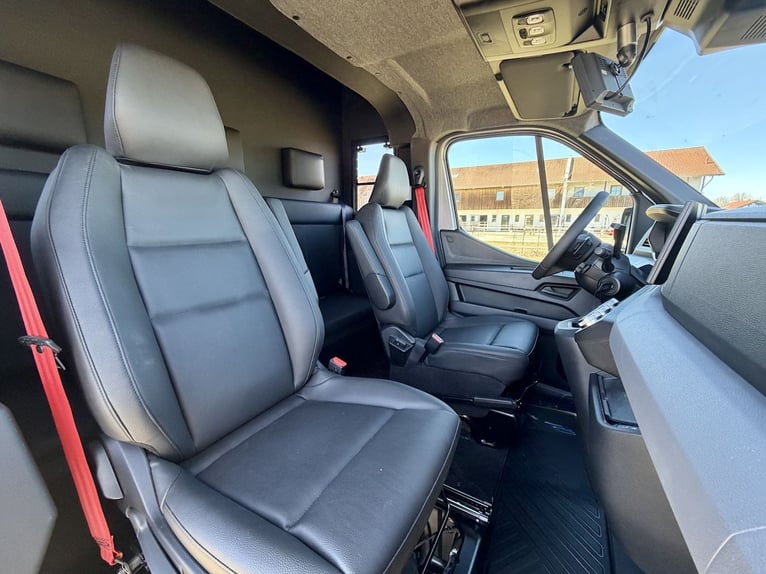 Transportador de caballos Renault para 2 caballos, con capacidad para 5 personas, equipado para caba