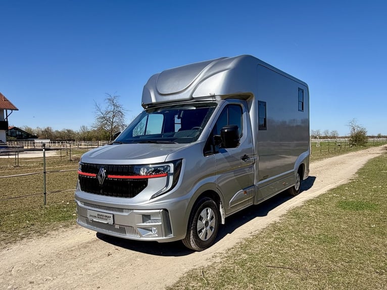 Transportador de caballos Renault para 2 caballos, con capacidad para 5 personas, equipado para caba