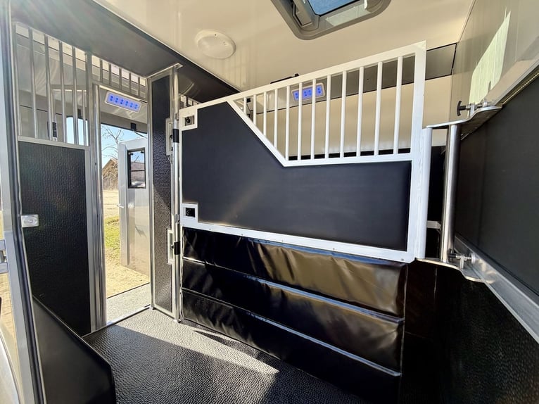 Transportador de caballos Renault para 2 caballos, con capacidad para 5 personas, equipado para caba