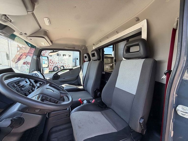 Transportista de caballos Renault D2 de 7,5 toneladas, con caja de cambios manual, 65.000 km, norma 