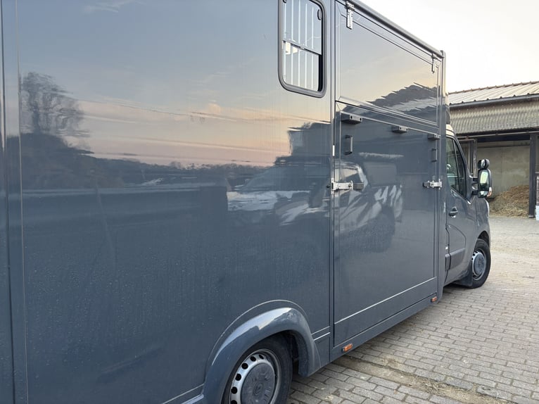 Carro de caballos Renault Master con transmisión automática