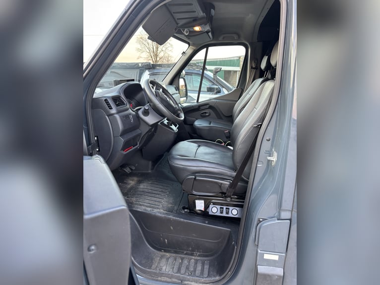 Carro de caballos Renault Master con transmisión automática