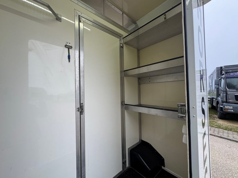 Remolque para transporte de caballos con dos rampas laterales, solo 20,500 km. Transportista de gana