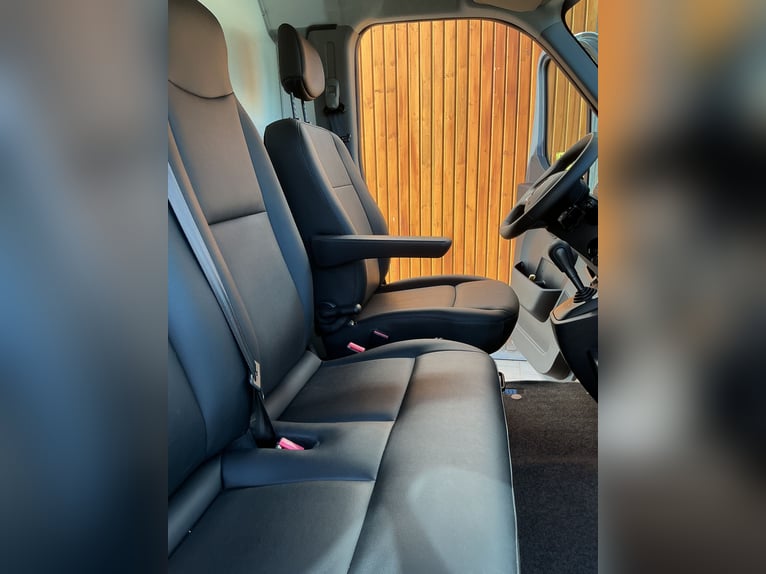 Renault Master con estructura multifuncional MSG-Stablehopper, transmisión automática, 3,5 toneladas