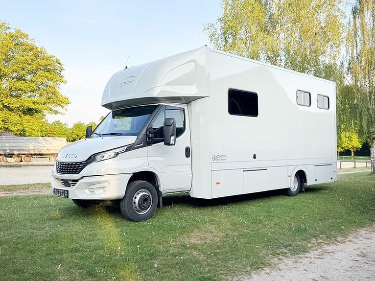Transportín para caballos de 7,5 toneladas, para 3 caballos / vivienda. Iveco Daily 210 CV, automáti