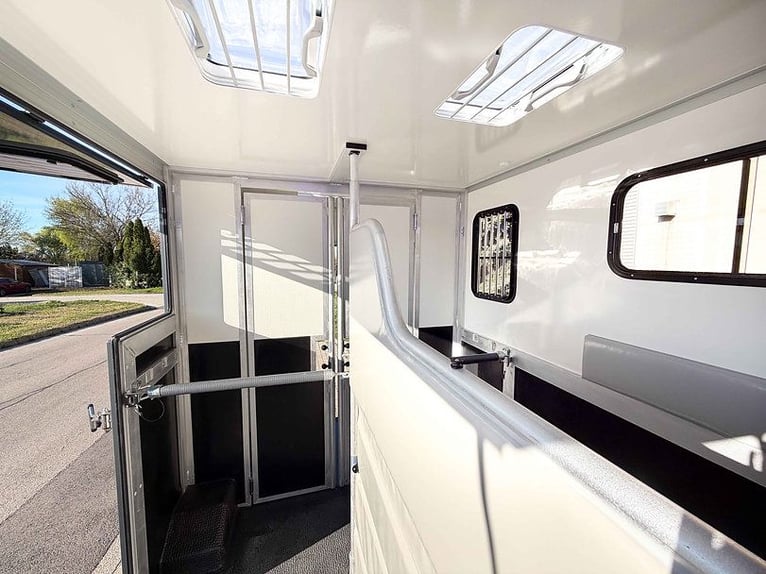 Transportín para caballos Renault Master, modelo nuevo, con transmisión automática y conducción autó