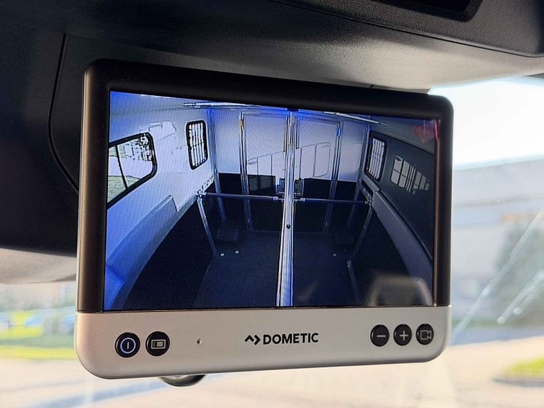 Transportín para caballos Renault Master, modelo nuevo, con transmisión automática y conducción autó