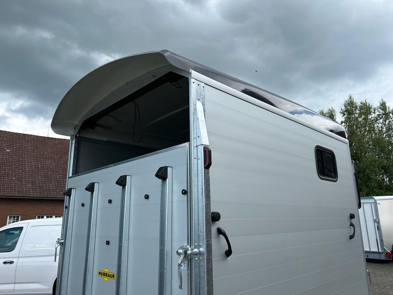Humbaur Pferdeanhänger Areion Pro 2700 2,7t Sattelkammer 100km/h Black Hecktür schwenkbar