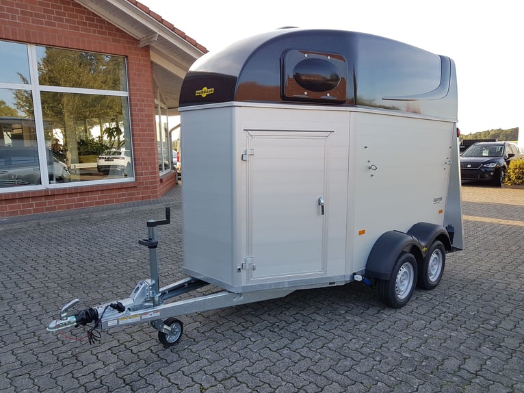 Humbaur Pferdeanhänger Equitos Alu Plus Black 2400 2,4t Sattelkammer 100km/h