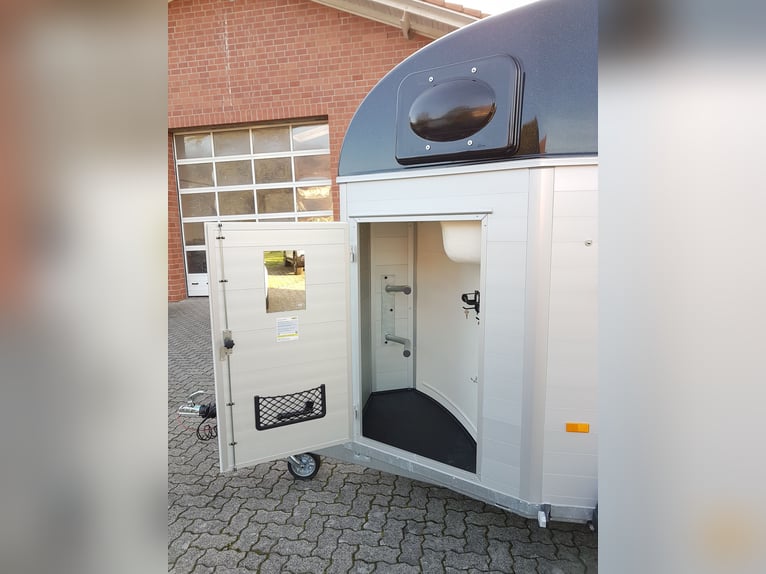 Humbaur Pferdeanhänger Equitos Alu Plus Black 2400 2,4t Sattelkammer 100km/h