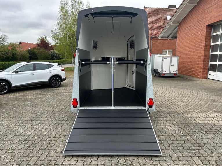 Humbaur Pferdeanhänger Pegasus 2400 2,4t Sattelkammer 100km/h Black Hecktür schwenkbar
