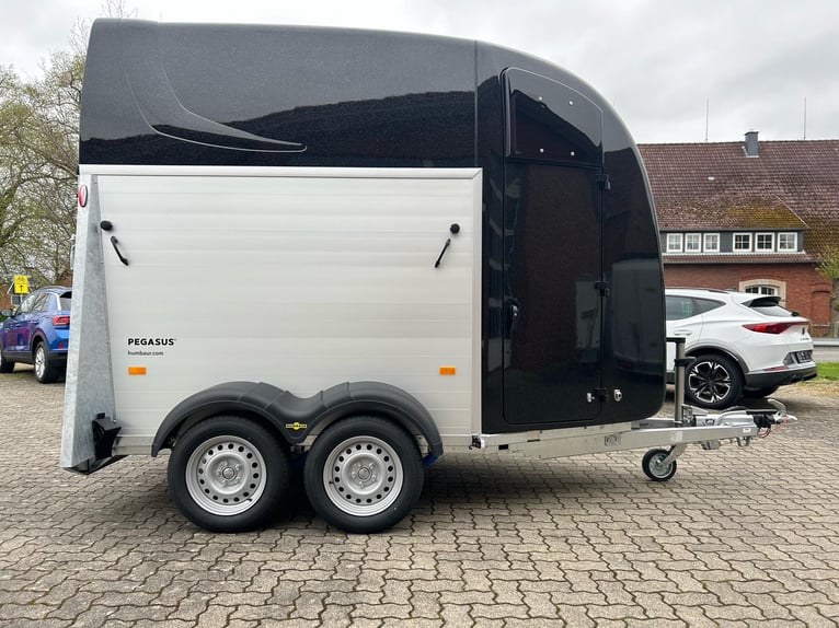 Humbaur Pferdeanhänger Pegasus 2400 2,4t Sattelkammer 100km/h Black Hecktür schwenkbar