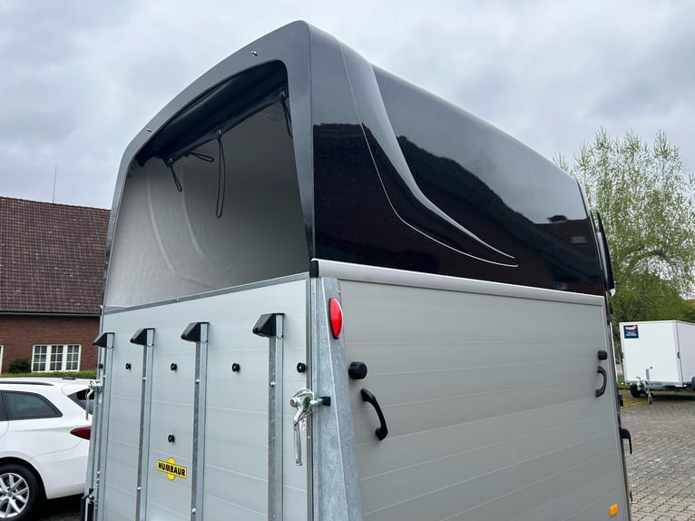 Humbaur Pferdeanhänger Pegasus 2400 2,4t Sattelkammer 100km/h Black Hecktür schwenkbar