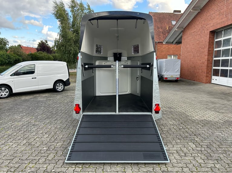 Humbaur Pferdeanhänger Xanthos Aero 2400 2,4t Sattelkammer 100km/h Black