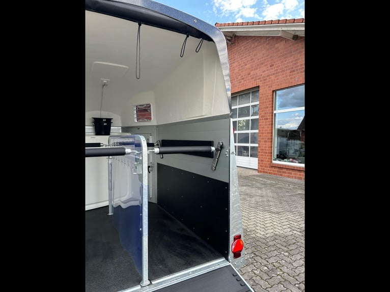 Humbaur Pferdeanhänger Xanthos Aero 2400 2,4t Sattelkammer 100km/h Black