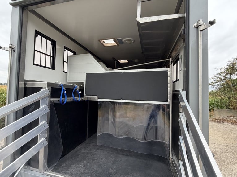 Camión de transporte de caballos Volvo con casa rodante