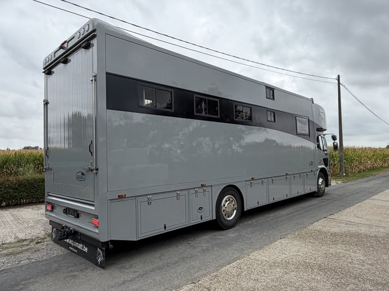 Camión de transporte de caballos Volvo con casa rodante