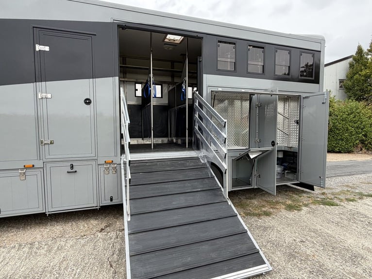 Camión de transporte de caballos Volvo con casa rodante