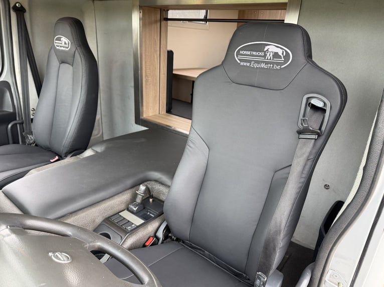 Camión de transporte de caballos Volvo con casa rodante