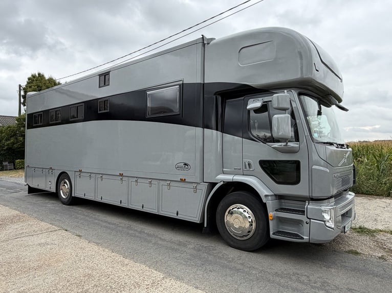Camión de transporte de caballos Volvo con casa rodante