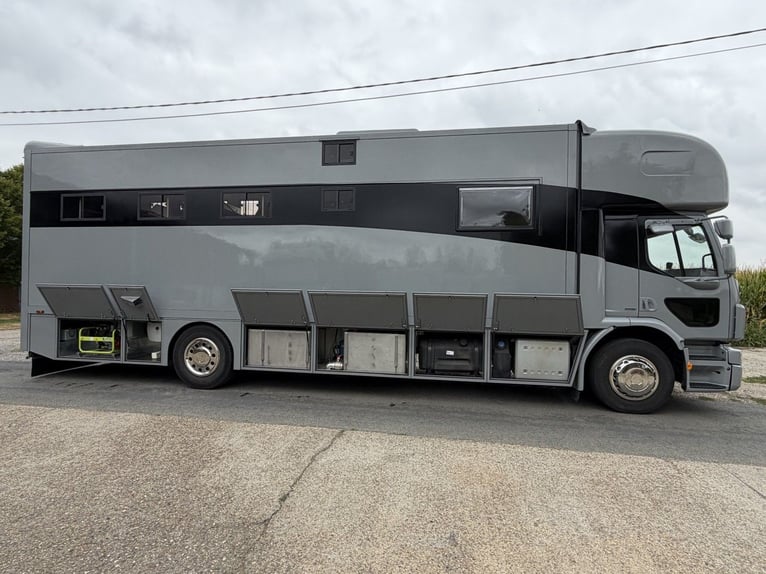 Camión de transporte de caballos Volvo con casa rodante