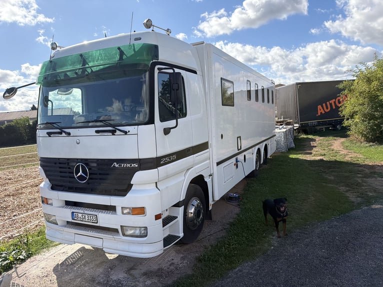 Mercedes Actros transportín de caballos para 6 caballos con alojamiento