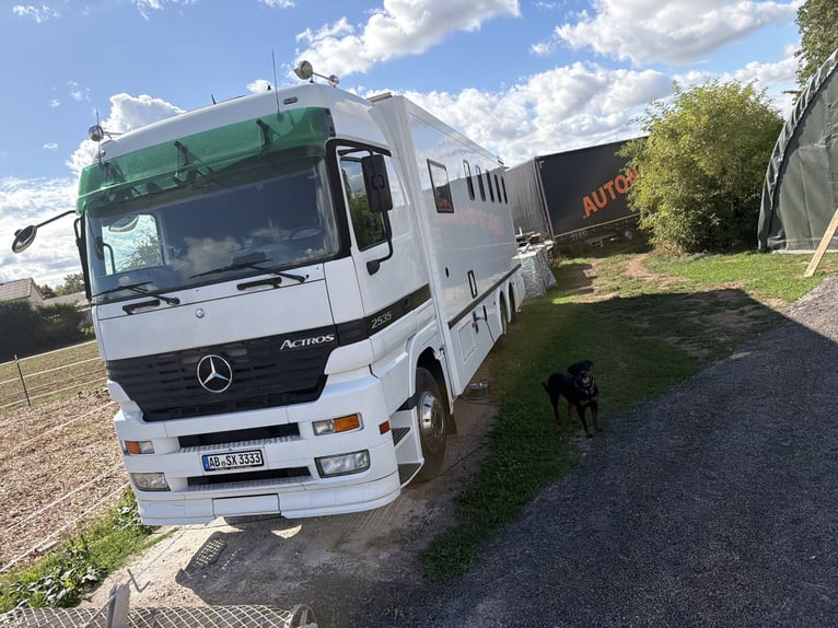 Mercedes Actros transportín de caballos para 6 caballos con alojamiento