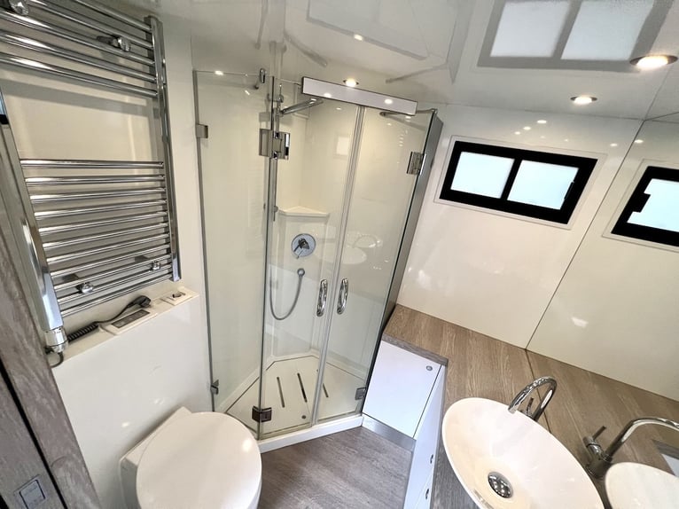 Mercedes-Benz 2551 Transportador de caballos para 6 caballos, vivienda, WC plegable, ducha, camión, 