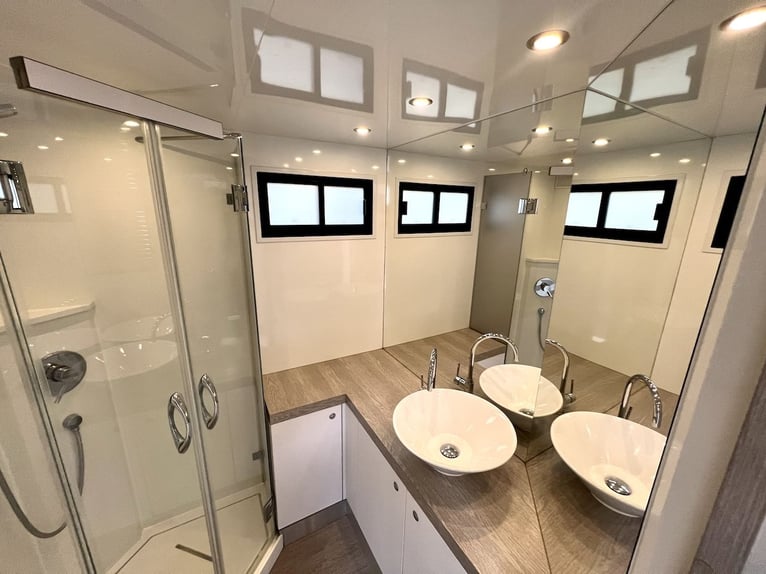 Mercedes-Benz 2551 Transportador de caballos para 6 caballos, vivienda, WC plegable, ducha, camión, 