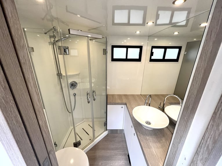 Mercedes-Benz 2551 Transportador de caballos para 6 caballos, vivienda, WC plegable, ducha, camión, 