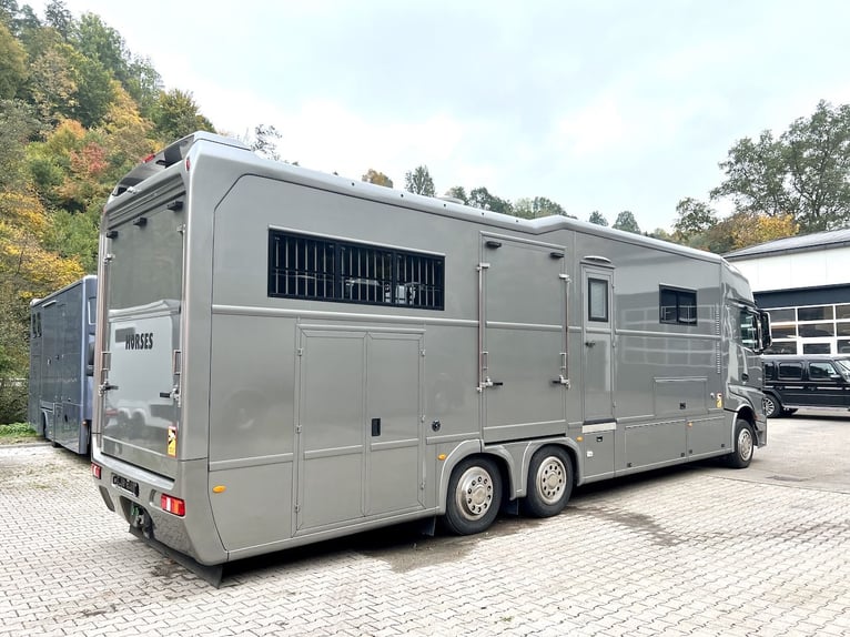 Mercedes-Benz 2551 Transportador de caballos para 6 caballos, vivienda, WC plegable, ducha, camión, 