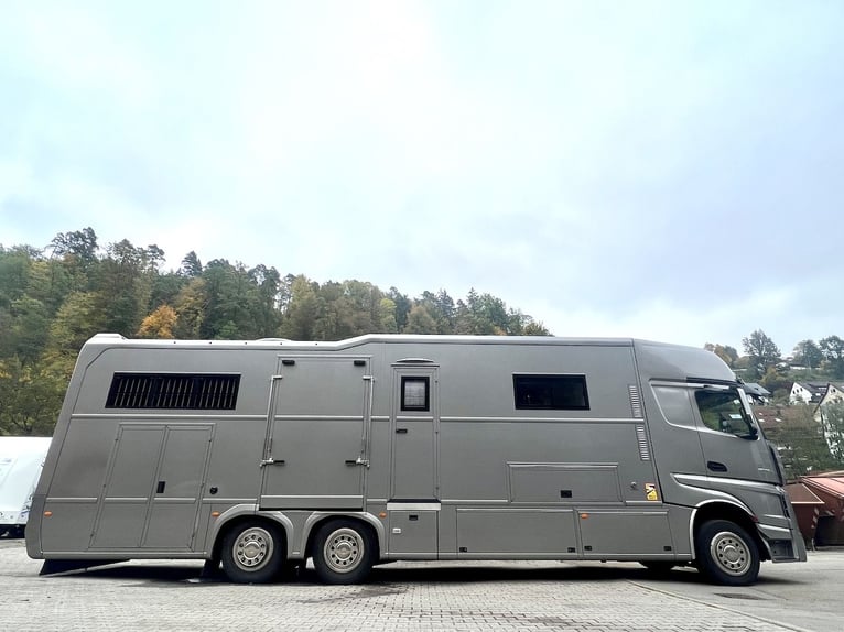 Mercedes-Benz 2551 Transportador de caballos para 6 caballos, vivienda, WC plegable, ducha, camión, 