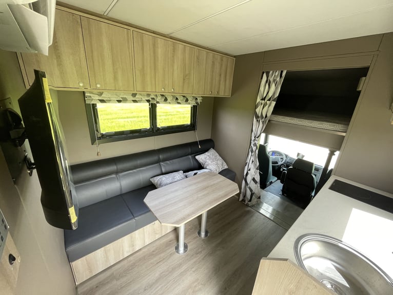 NEW - Volvo FL210 (AUT) - 5 horses and livingroom