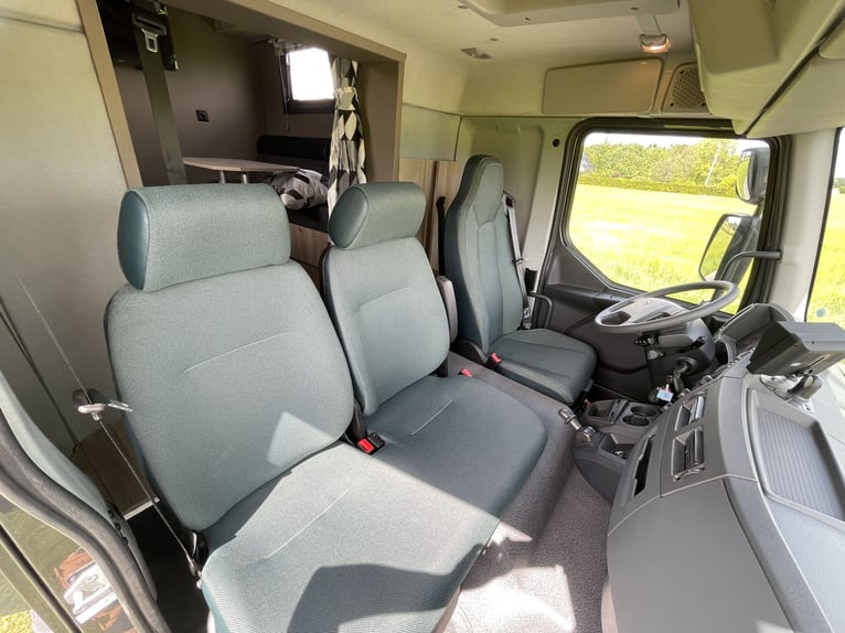 NEW - Volvo FL210 (AUT) - 5 horses and livingroom