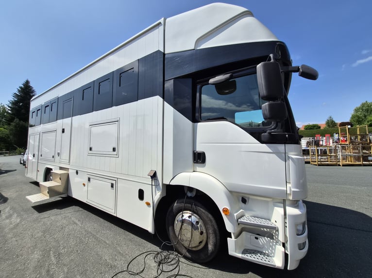 Transportador de caballos MAN TGM, 15 toneladas - prácticamente nuevo - solo 18.000 km
