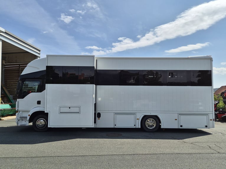 Transportador de caballos MAN TGM, 15 toneladas - prácticamente nuevo - solo 18.000 km