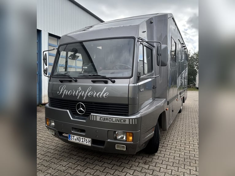 Vehículo clásico de interés para amantes de los caballos, remolque para caballos, autocaravana